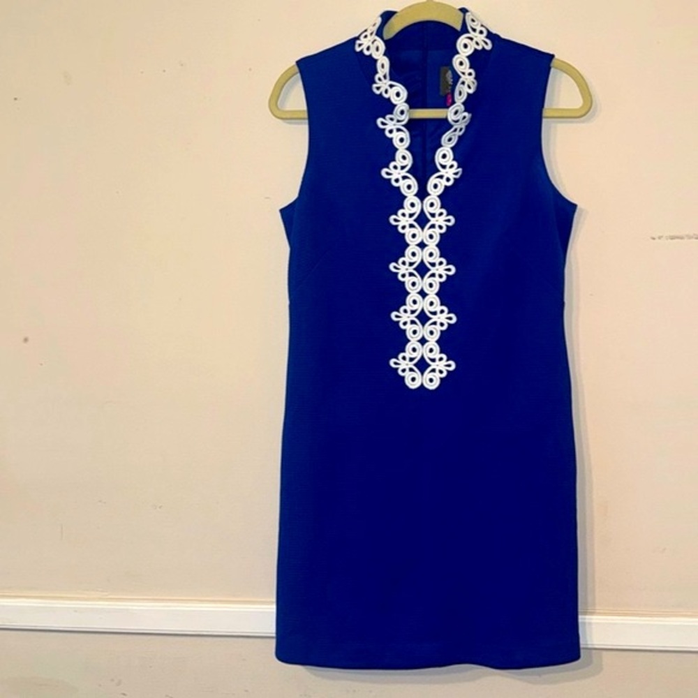 Vince Camuto EUC | Blue & White Sleeveless Shift V Neck Detail Dress | Size 8